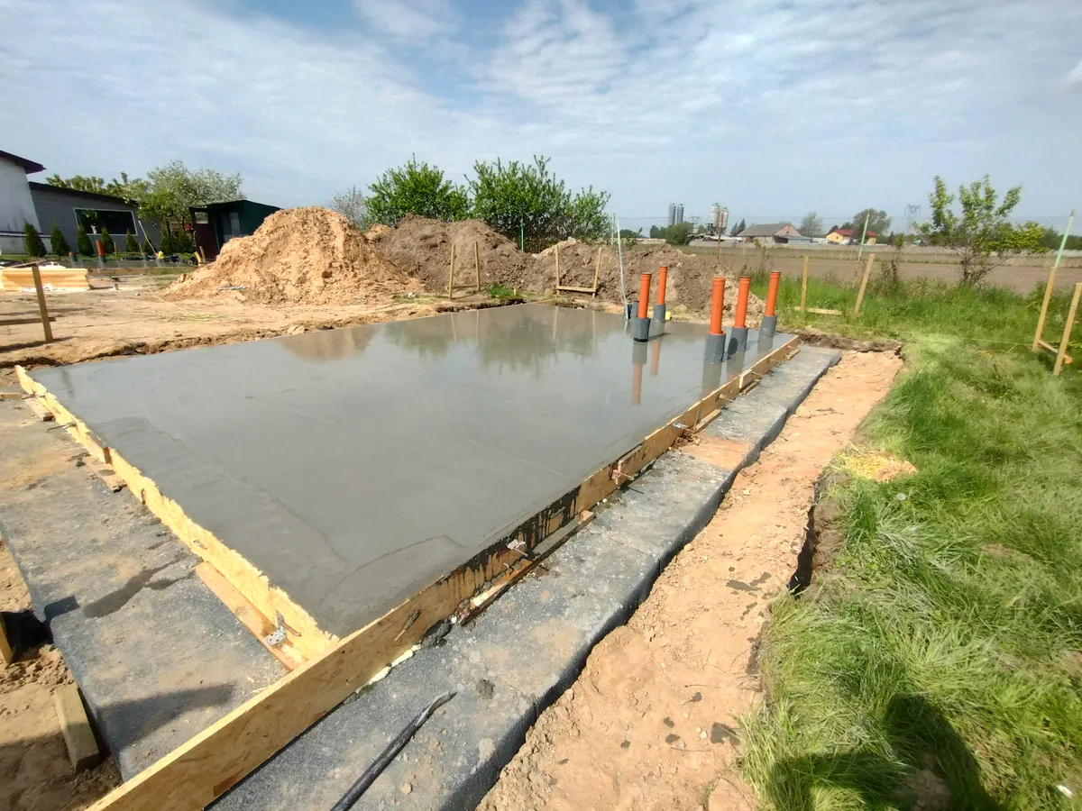 Płyta fundamentowa po wylaniu betonu