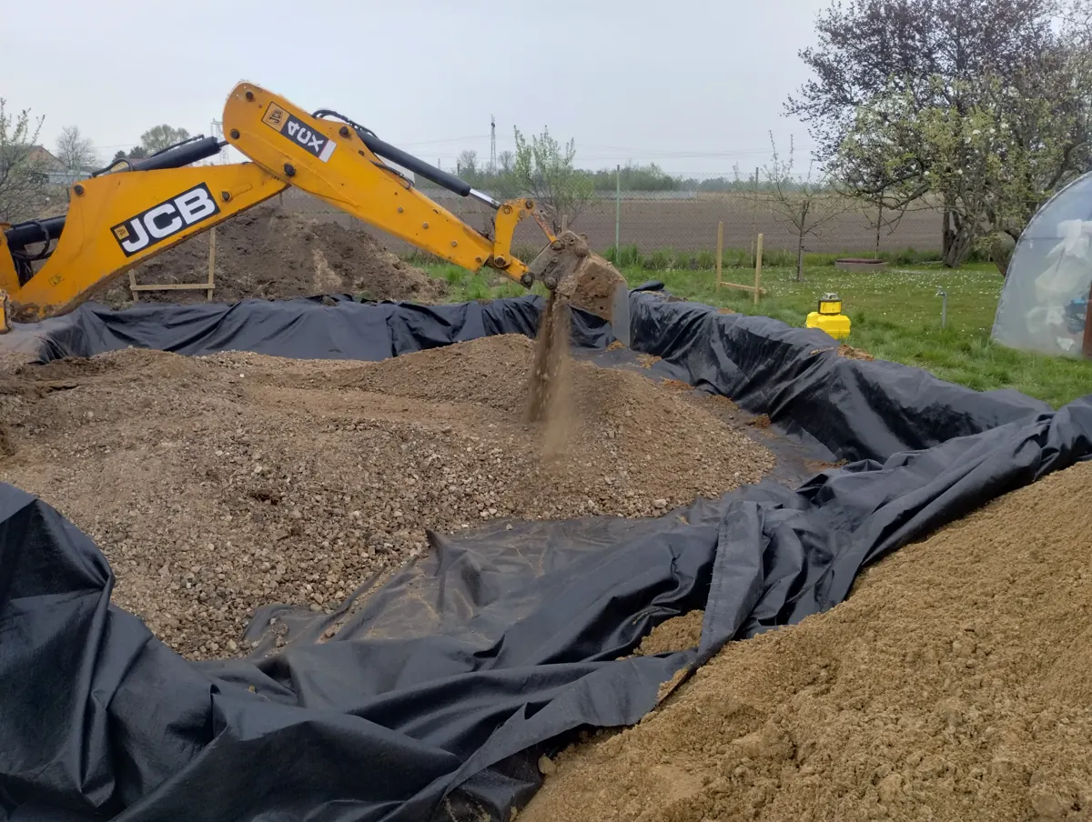 Zasypka piasku na warstwie rozdzielającej – podbudowa pod płytę fundamentową