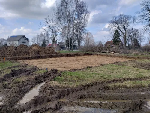 Zbrojenie płyty fundamentowej na budowie