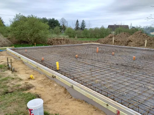 Zbrojenie płyty fundamentowej na budowie – woj. pomorskie