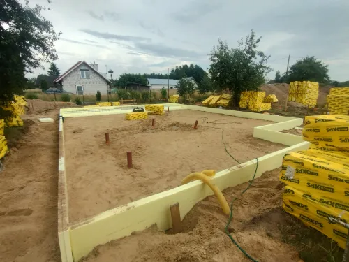 Zbrojenie płyty fundamentowej na budowie